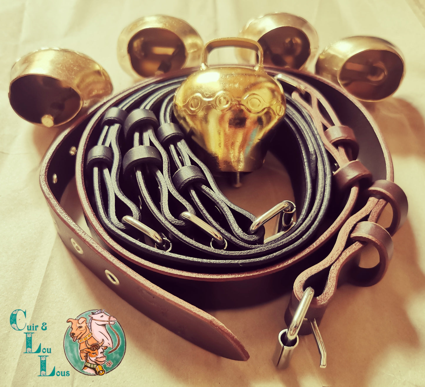 Collier en cuir avec cloche pour moutons & chèvres – Collection Alpina artisanale